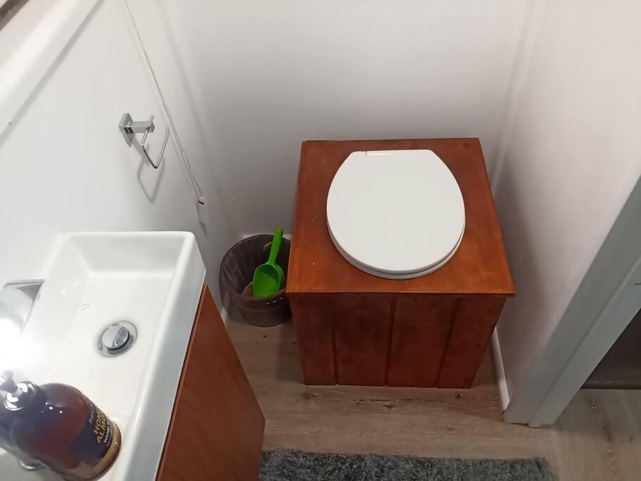 Ένα μπάνιο στο Tiny home in the hills Ruapehu