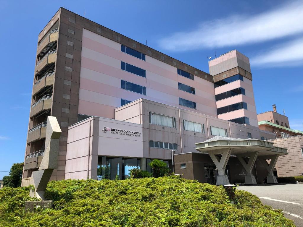 un gran edificio con un edificio en Mikuni Ocean Resort&Hotel, en Sakai