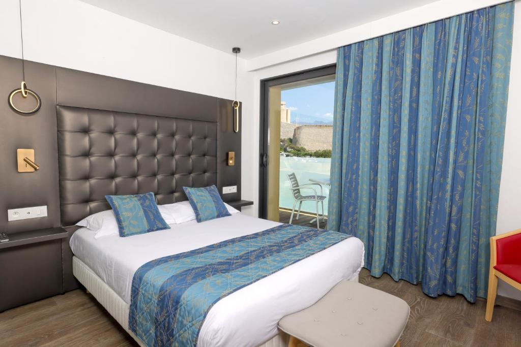Postel nebo postele na pokoji v ubytování Hotel Saint Christophe