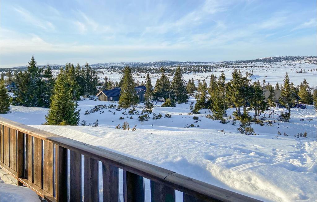 - Vistas al invierno desde la terraza de una cabaña en 5 Bedroom Gorgeous Home In Sjusjen en Sjusjøen