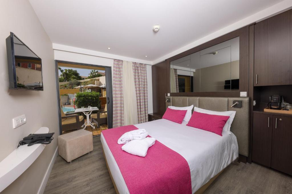 Postel nebo postele na pokoji v ubytování Hotel Saint Christophe