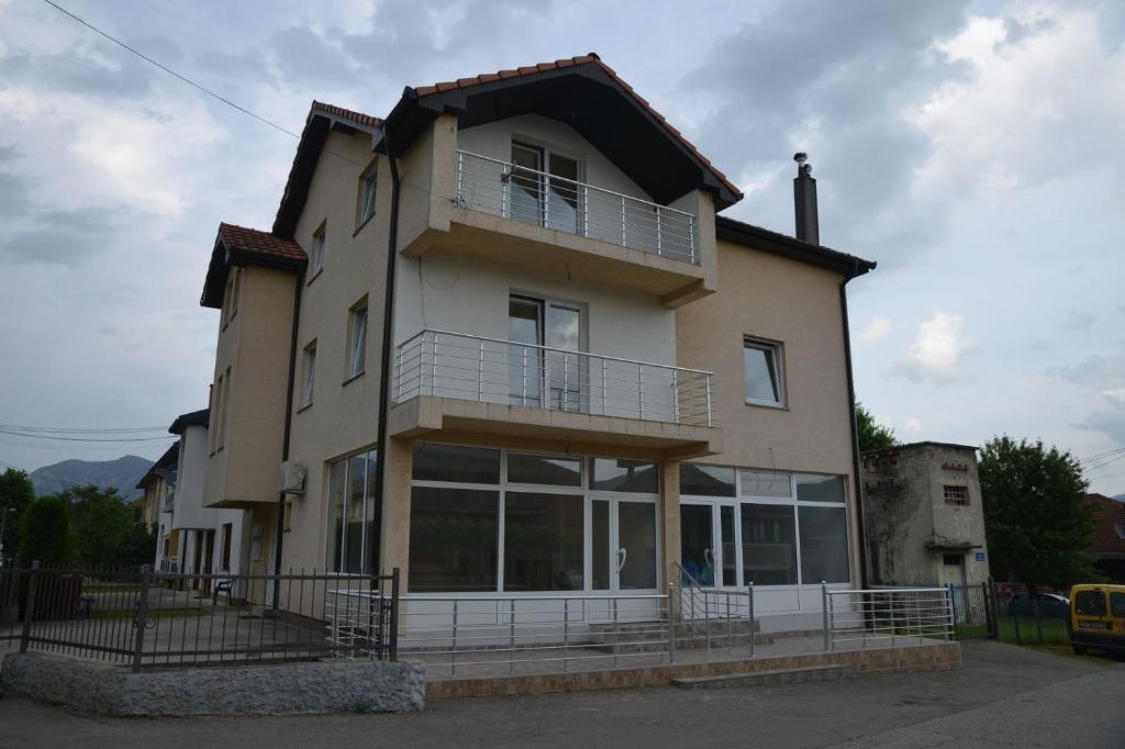 un gran edificio con muchas ventanas en Apartmani Previja en Berane