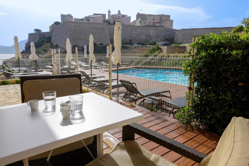 Bazén v ubytování Hotel Saint Christophe nebo v jeho okolí
