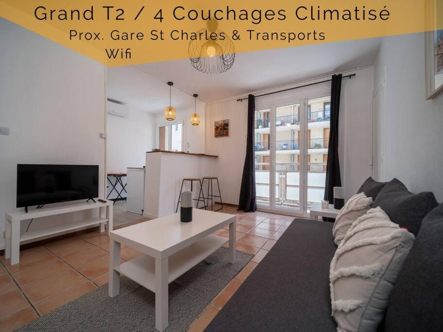 sala de estar con sofá y mesa en Appartement Climatisé tout équipé 4 couchages à 6 minutes de la gare St Charles, en Marsella