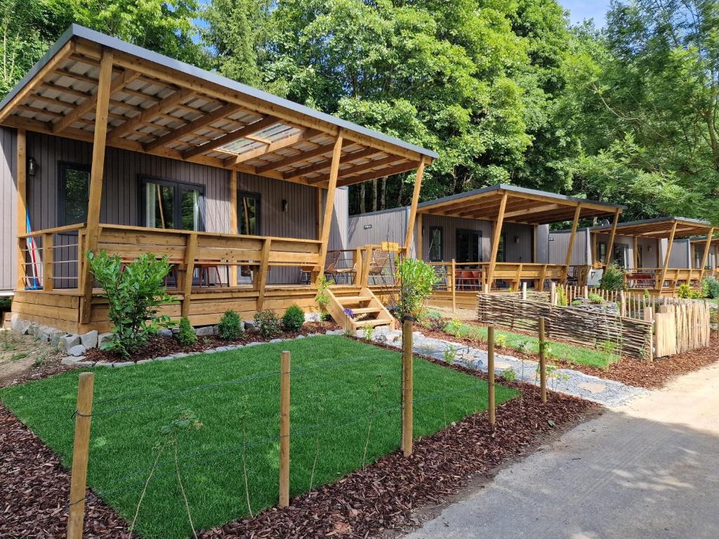 een huis met een tuin ervoor bij Chalet Teifëlslee in Goebelsmuhle