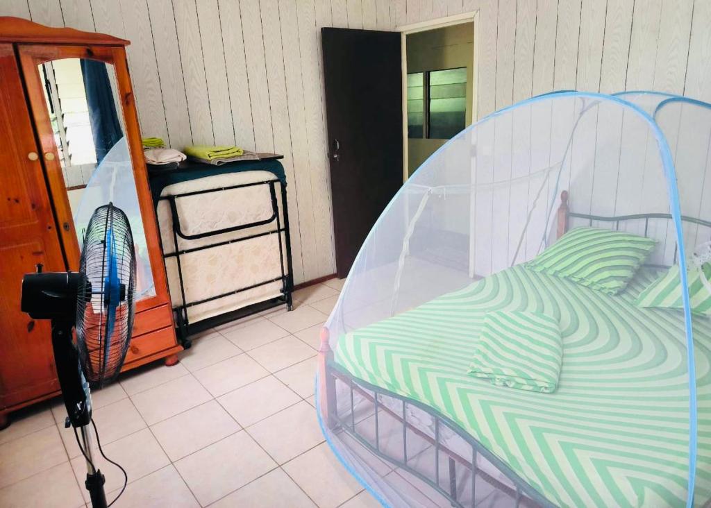 a bed with a clear canopy in a room at Fare Om in Pihaena