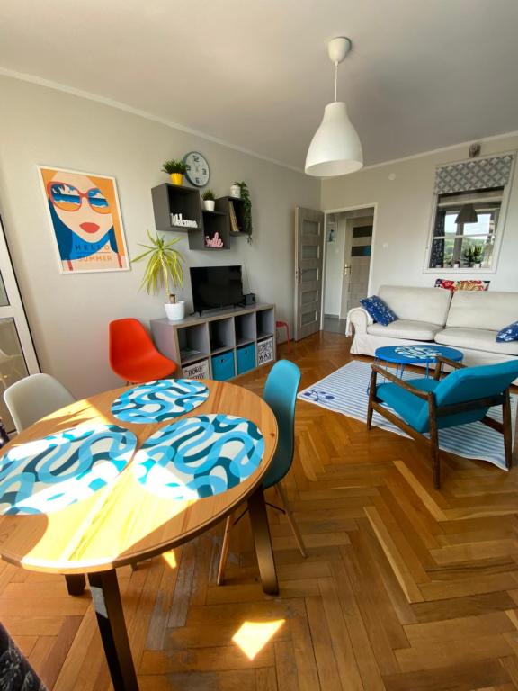 - un salon avec une table et des chaises dans l'établissement Just SOPOT !, à Sopot