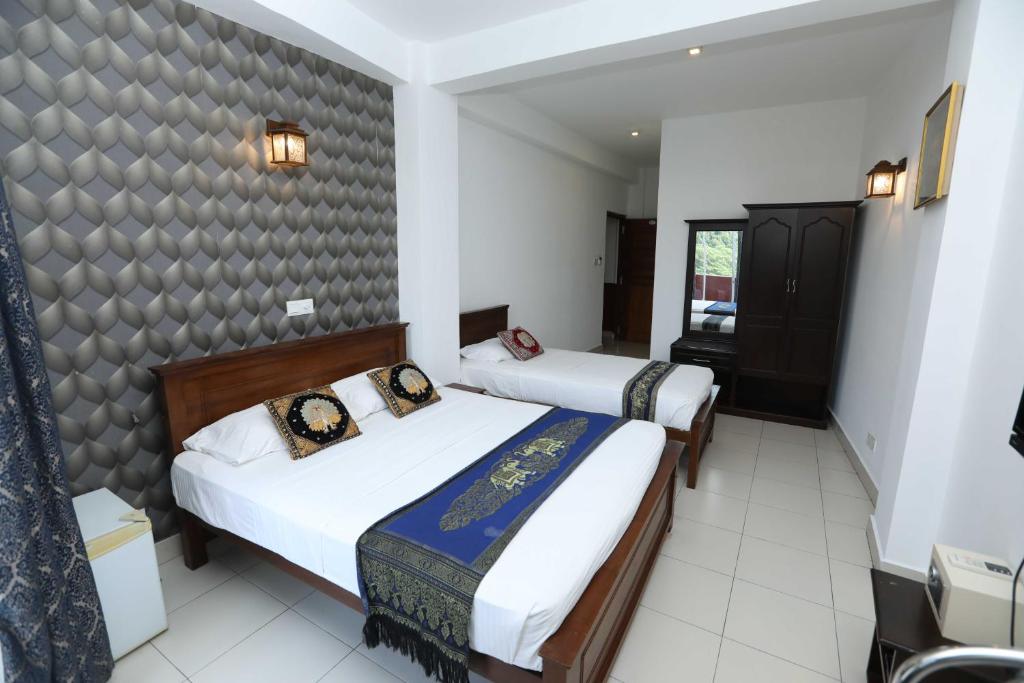 Postel nebo postele na pokoji v ubytování Kandy Supreme Hotel