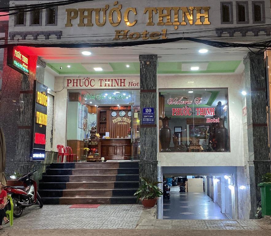 Phước Thịnh Hotel في فنغ تاو: صورة لفندق فيه درج امامه