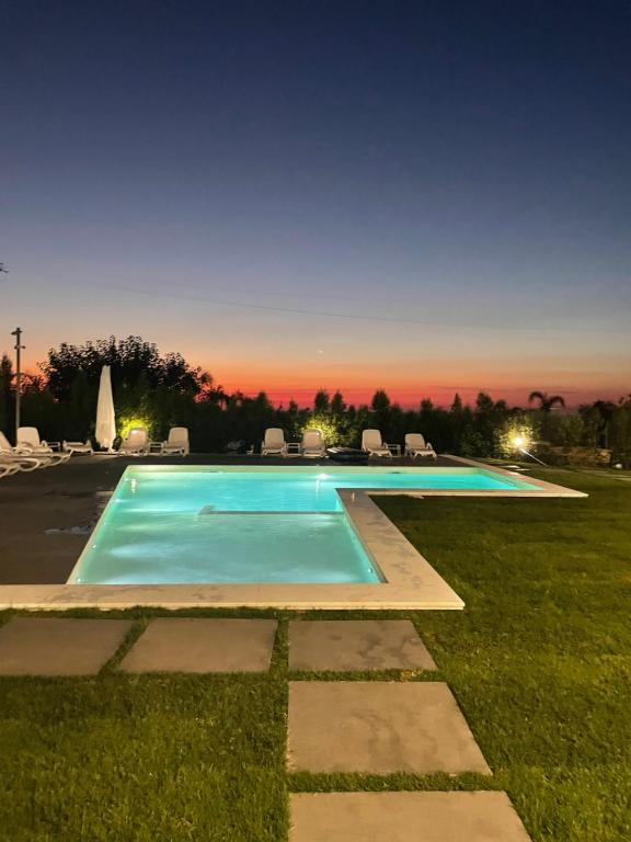 una piscina in un cortile di notte di Villa Rocca - Rooms&SPA a Pizzo