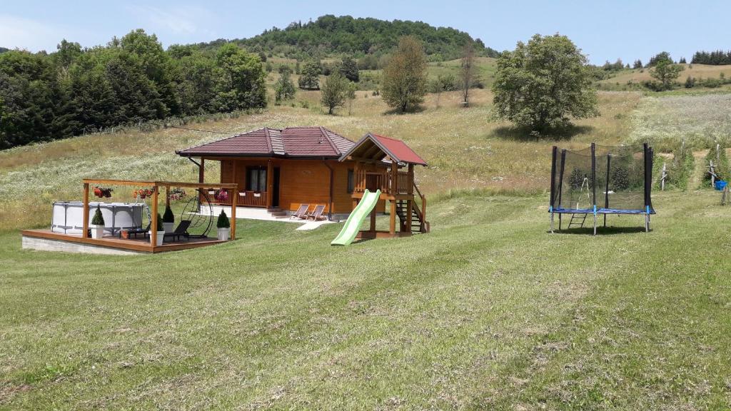伊萬尼察的住宿－Turizam Koturovic，田野上的一个小小屋,设有游乐场