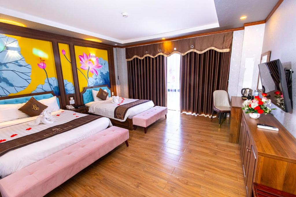 Giường trong phòng chung tại Jade Scene Hotel