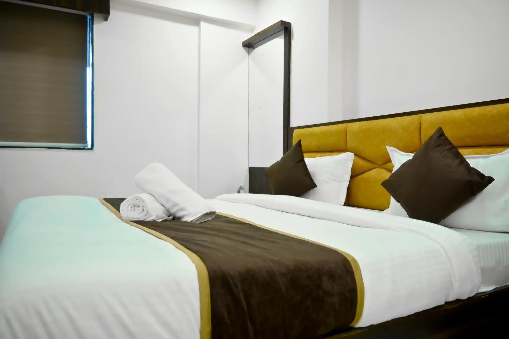 Postel nebo postele na pokoji v ubytování Hotel Royal Ican Sindhubhavan Road