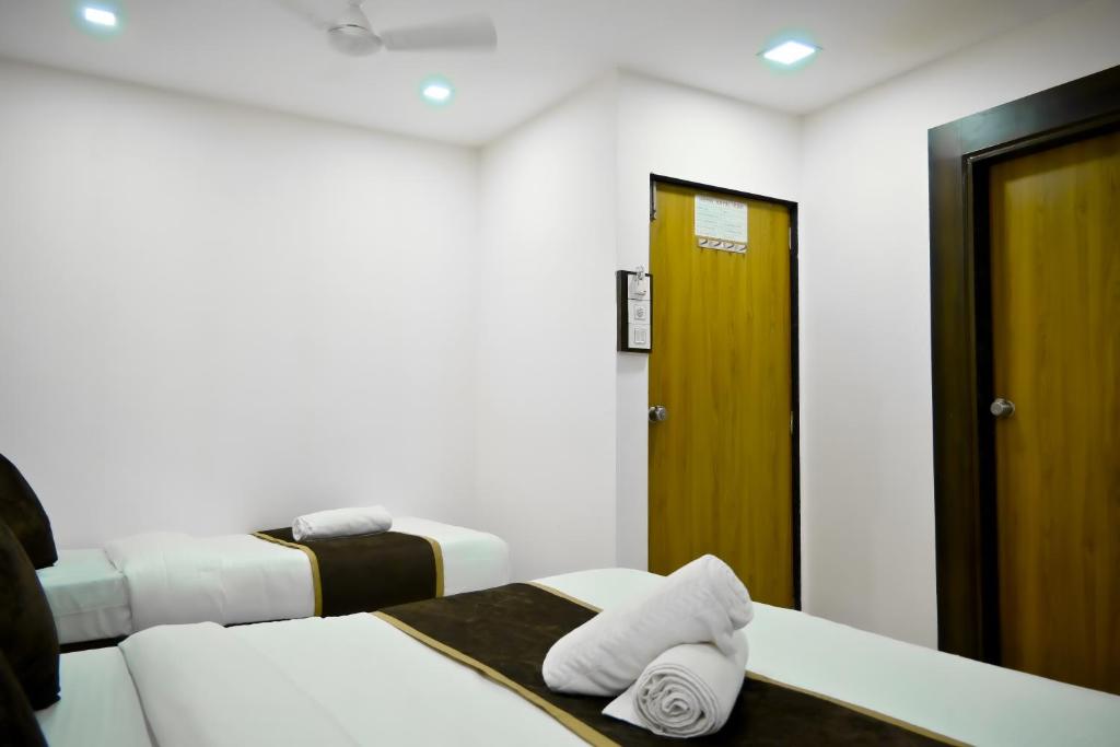 Postel nebo postele na pokoji v ubytování Hotel Royal Ican Sindhubhavan Road