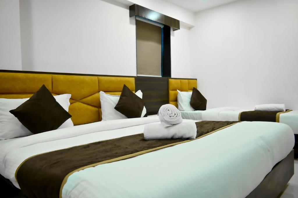 Postel nebo postele na pokoji v ubytování Hotel Royal Ican Sindhubhavan Road