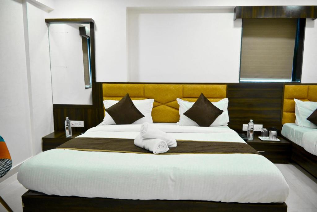 Postel nebo postele na pokoji v ubytování Hotel Royal Ican Sindhubhavan Road