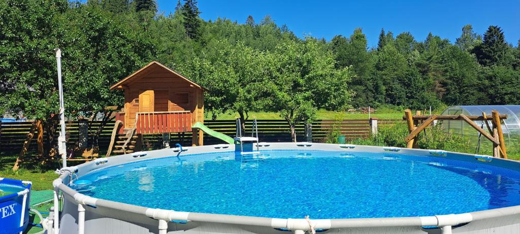 Bazén v ubytovaní Apartament Rycerka Górna alebo v jeho blízkosti