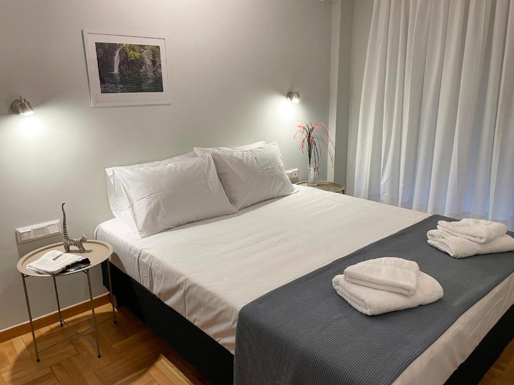 um quarto com uma cama com duas toalhas em Iris em Atenas