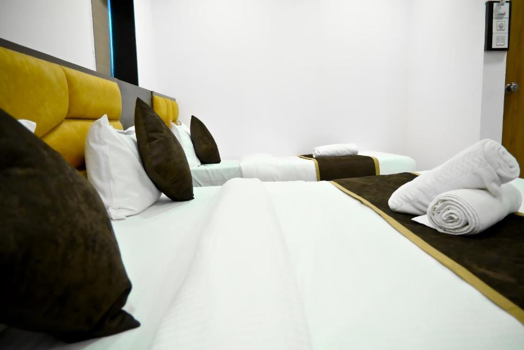 Postel nebo postele na pokoji v ubytování Hotel Royal Ican Sindhubhavan Road