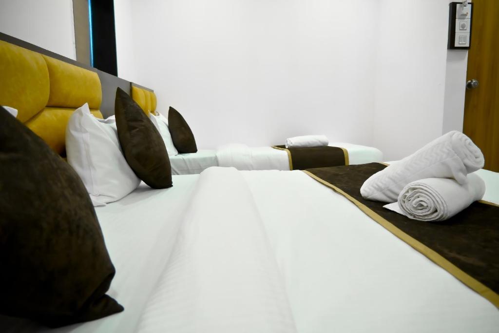 Postel nebo postele na pokoji v ubytování Hotel Royal Ican Sindhubhavan Road