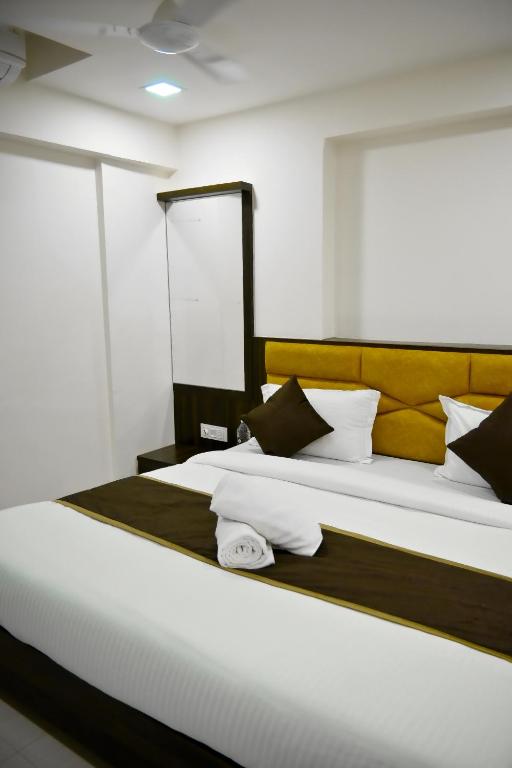 Postel nebo postele na pokoji v ubytování Hotel Royal Ican Sindhubhavan Road