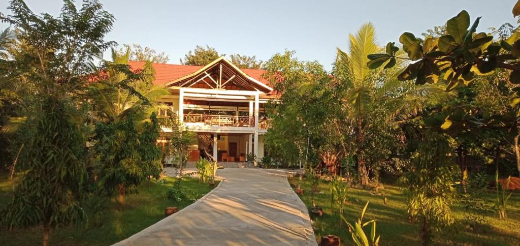 a house with a pathway in front of it at Hôtel La Belle Etoile in Labuan Bajo
