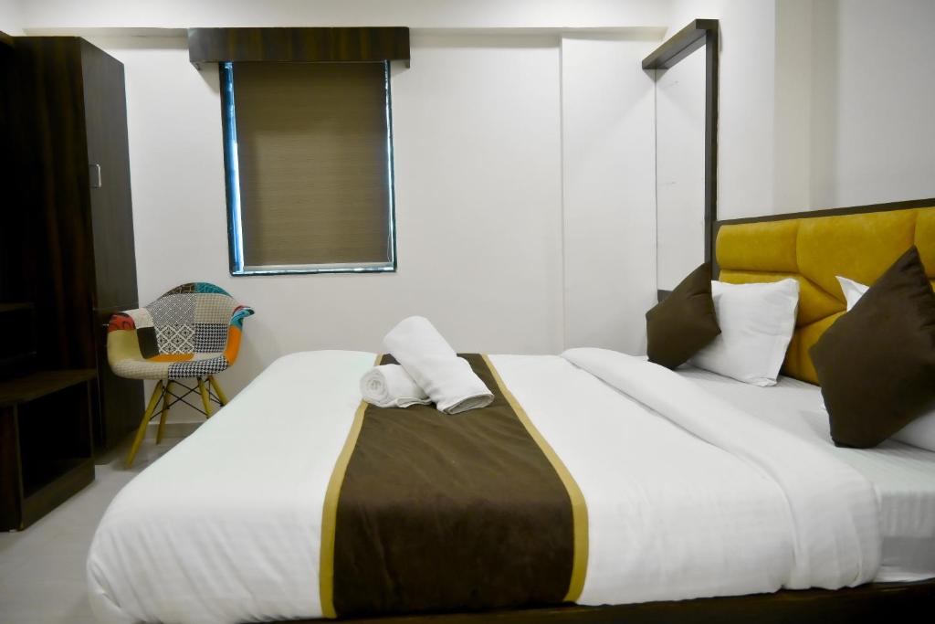 Postel nebo postele na pokoji v ubytování Hotel Royal Ican Sindhubhavan Road