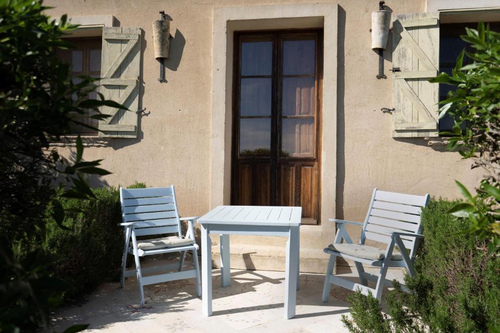 three chairs and a table and a table and chairs at Casa La Siesta in Vejer de la Frontera