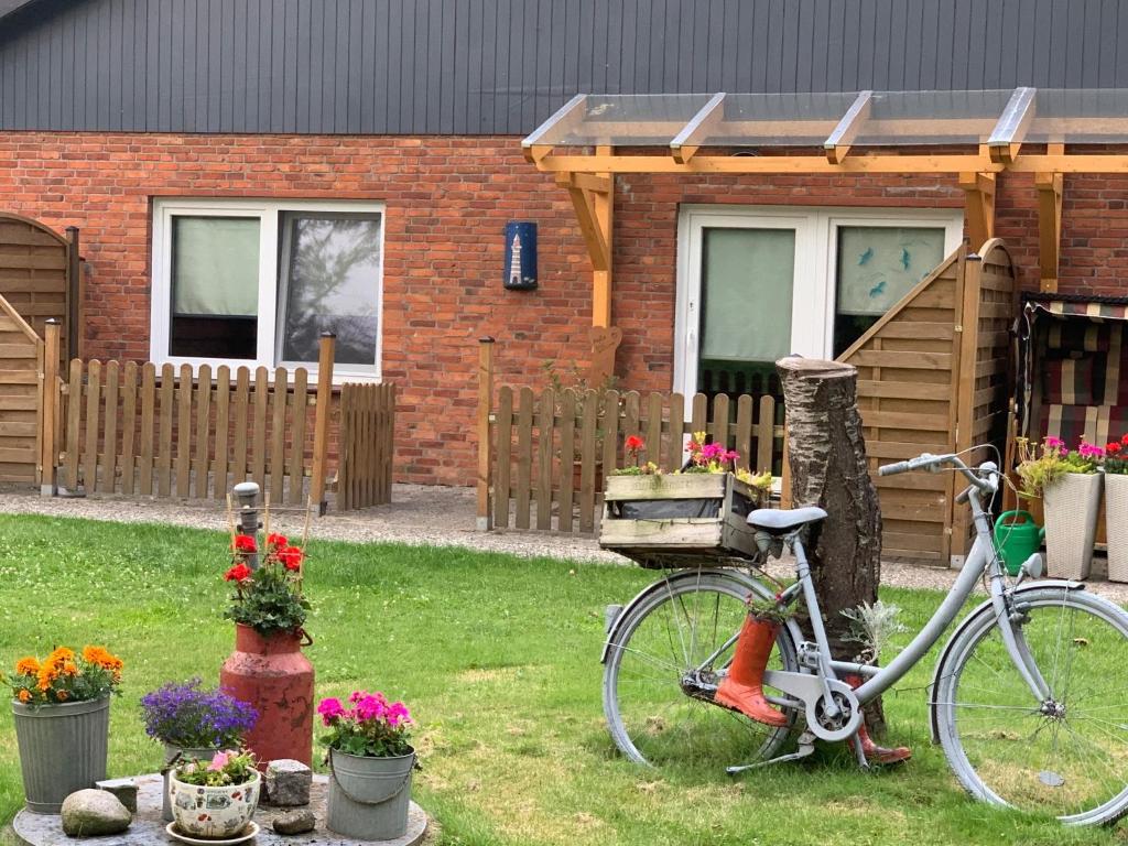 a bike parked in a yard next to a house at Lighthouse in Drage