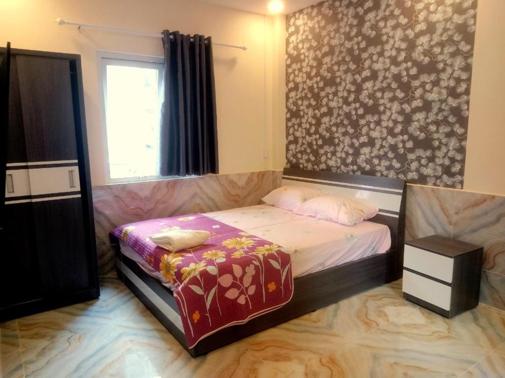 - une petite chambre avec un lit et une fenêtre dans l'établissement An Chi Hotel, à Hô-Chi-Minh-Ville