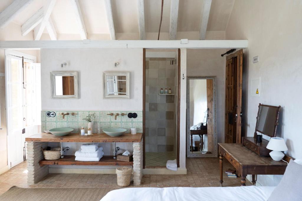 a bathroom with two sinks and a mirror at Casa La Siesta in Vejer de la Frontera