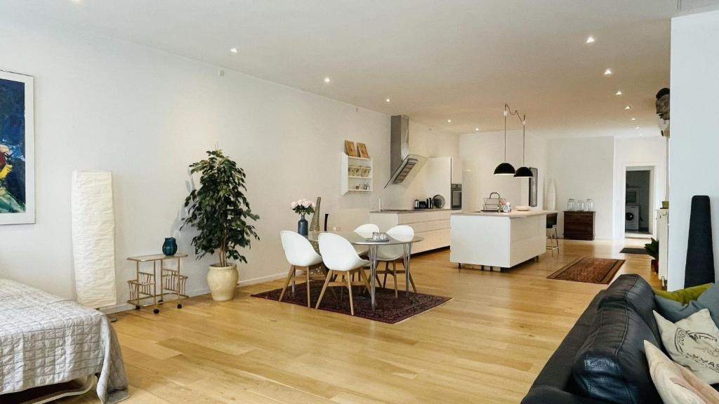 - un salon avec un canapé, une table et des chaises dans l'établissement ApartmentInCopenhagen Apartment 1555, à Copenhague