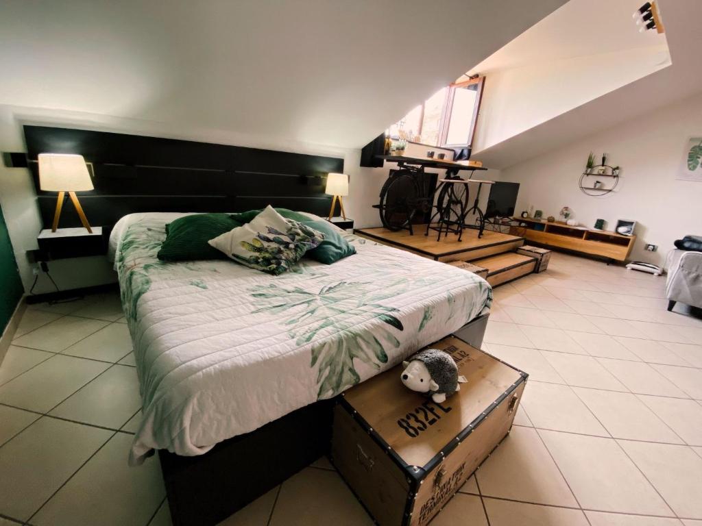 een slaapkamer met een groot bed met een teddybeer erop bij CASETTA DEI RICCI in Vallecrosia