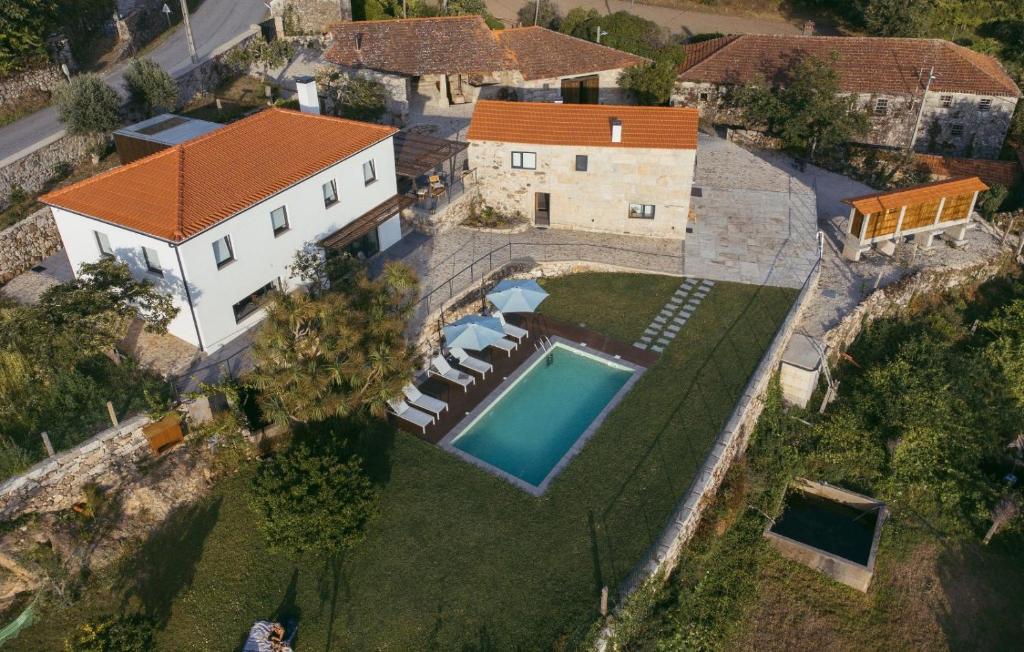 una vista aérea de una casa con piscina en Vila Campo, en Alcofra