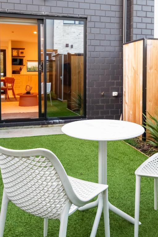 Urban Elegance - 2 Bed, 2 Bath in the CBD - Resim 20