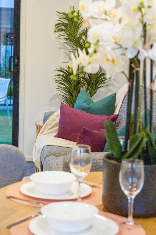 Urban Elegance - 2 Bed, 2 Bath in the CBD - Resim 1