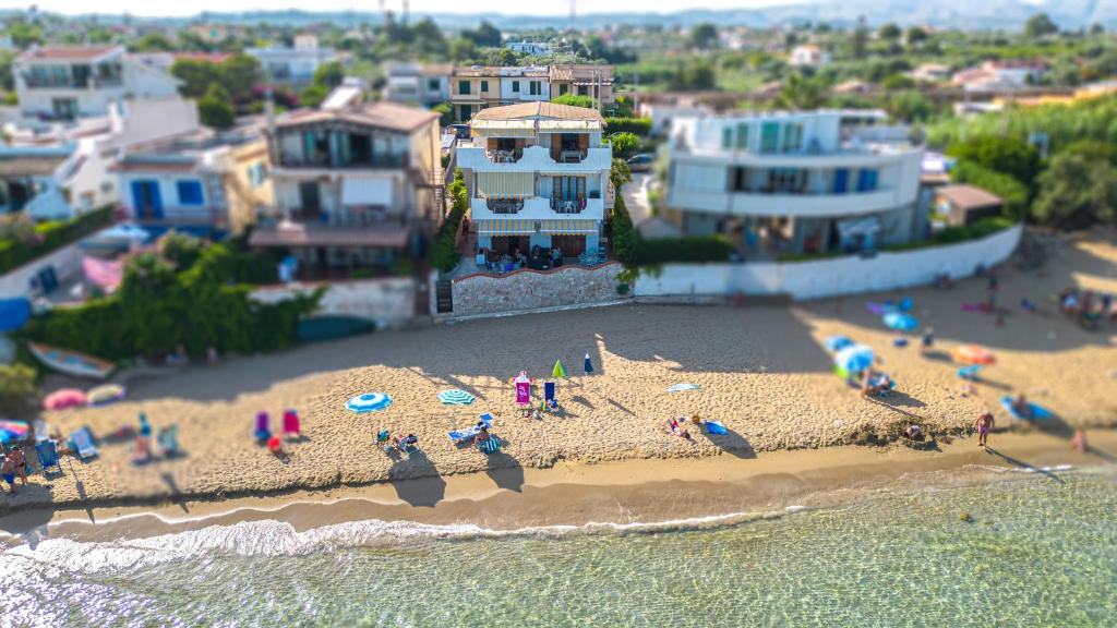 Un modelo de playa con gente en la arena en Villa Pinuccia, en Marina di Noto