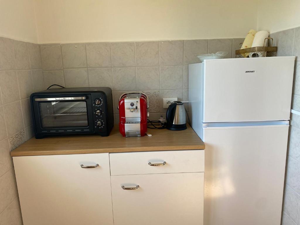 A kitchen or kitchenette at Casa versilia