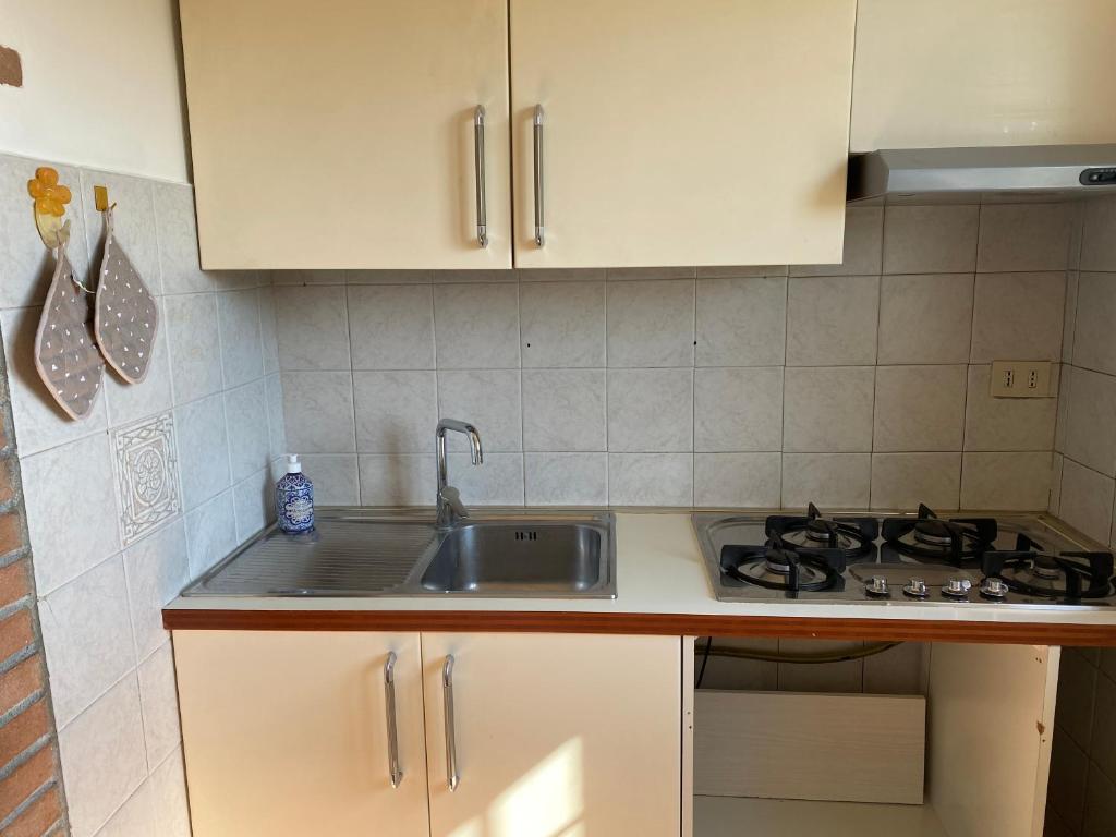 A kitchen or kitchenette at Casa versilia
