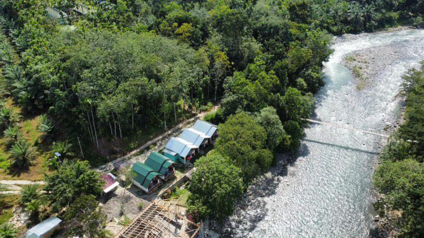 een luchtzicht op een vrachtwagen geparkeerd naast een rivier bij Asim Paris Guesthouse in Bukit Lawang