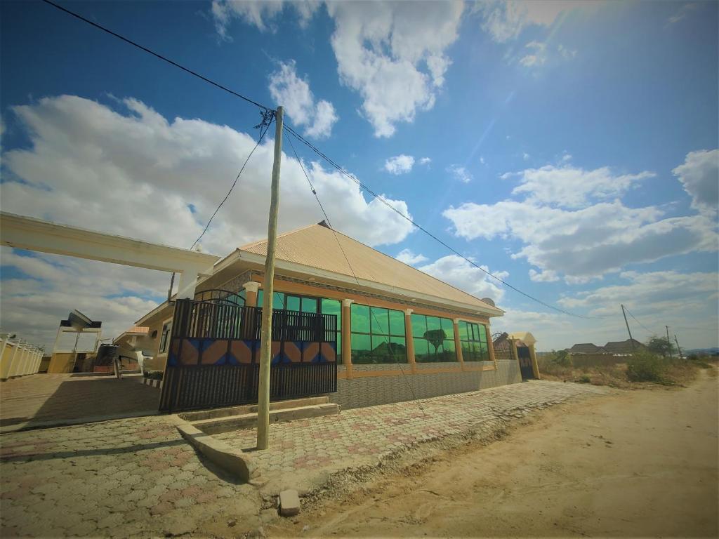 um pequeno edifício com um poste em frente em Peacefully Resort em Dodoma