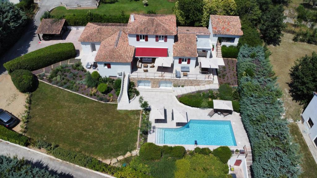 z góry widok na dom z basenem w obiekcie The View Aix-en-Provence w Aix-en-Provence