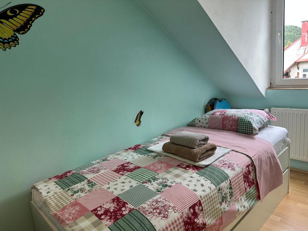 Postel nebo postele na pokoji v ubytování Loft apartment Svahova 6