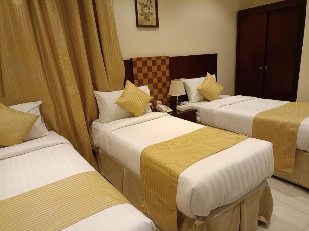 سرير أو أسرّة في غرفة في فندق سدرا مكة