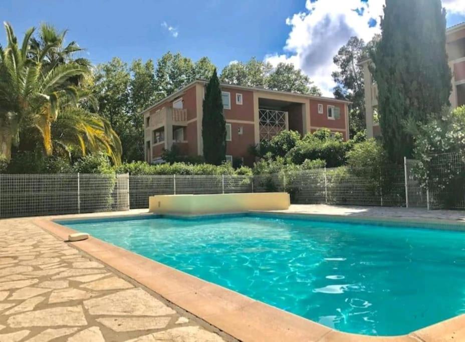 een zwembad voor een huis bij la Seyne-sur-Mer, tamaris residence villa massada. in La Seyne-sur-Mer