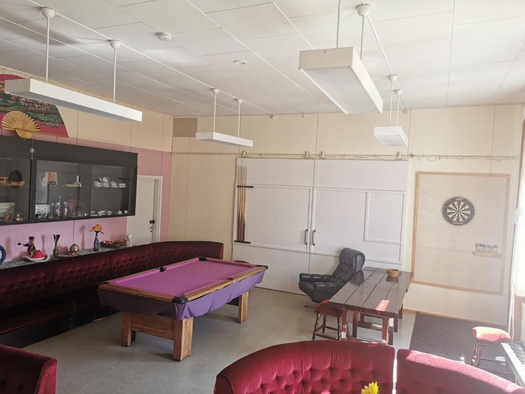 - un salon avec une table de ping-pong dans l'établissement Ryhmämajoitus, à Lappeenranta