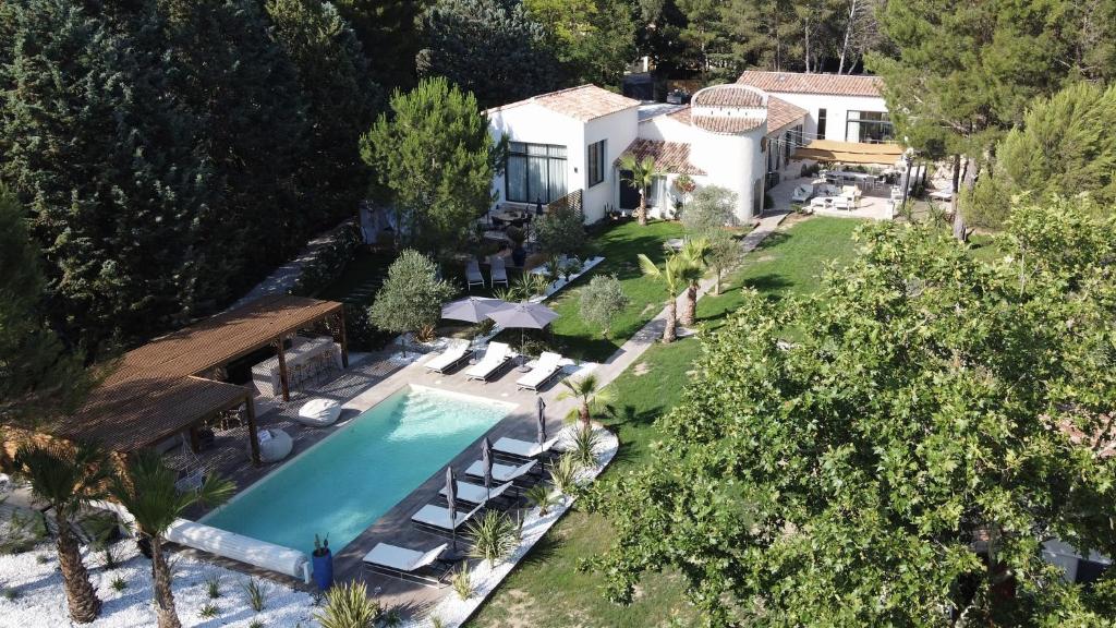 uma vista aérea de uma casa com piscina em LES LODGES TAIZEN, séjour SPA- sans enfants em Saint-Cannat