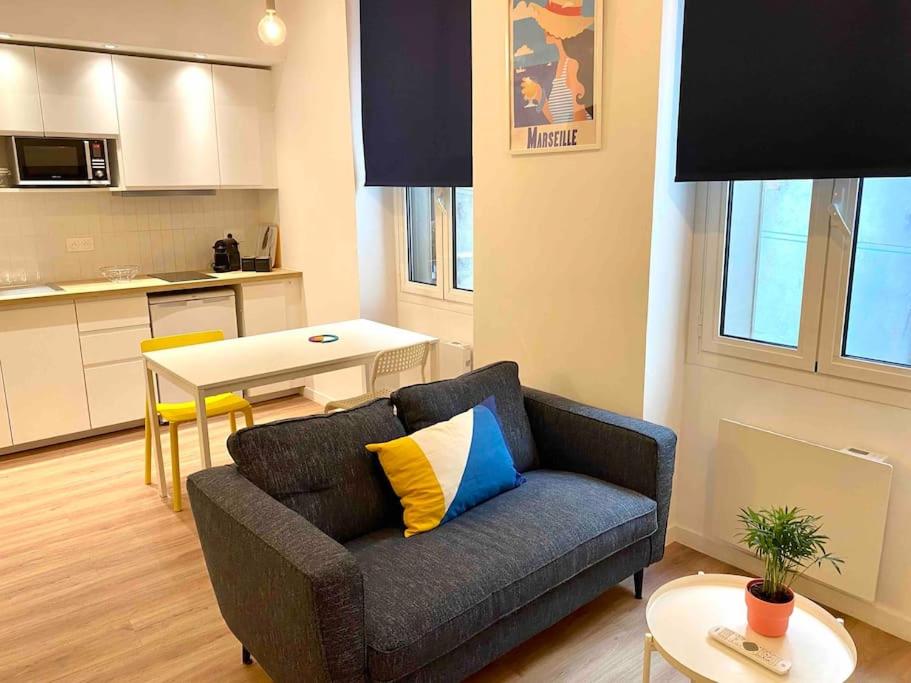 un salon avec un canapé et une table dans l'établissement Ma place au sud Marseille centre-ville, à Marseille