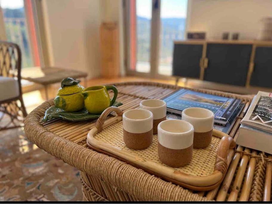 uma mesa com uma bandeja com quatro chávenas em Outeiro Douro House em Mártir