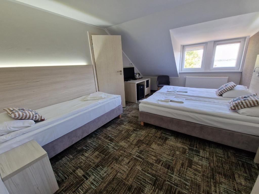 ウニエシチェにあるWilla Nestのベッドルーム1室(ベッド2台、窓付)